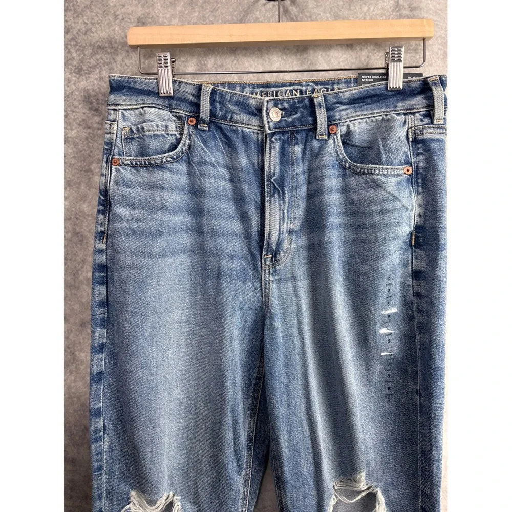 American Eagle Women's Super High Rise Distressed Mom Jeans Size 8 Short NWT - Picture 5 of 9